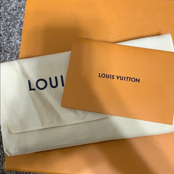 Authentic Louis Vuitton CAPUCINES WALLET - Picture 9 of 9
